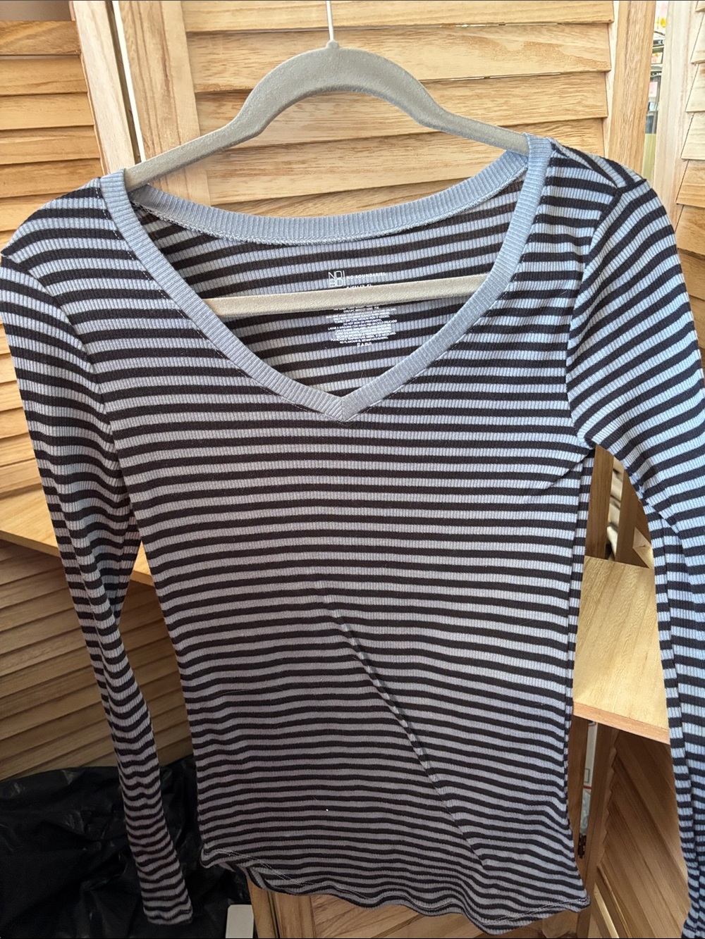 No Boundaries Black and Gray Striped V‑Neck Long Sleeve Top Junior Small